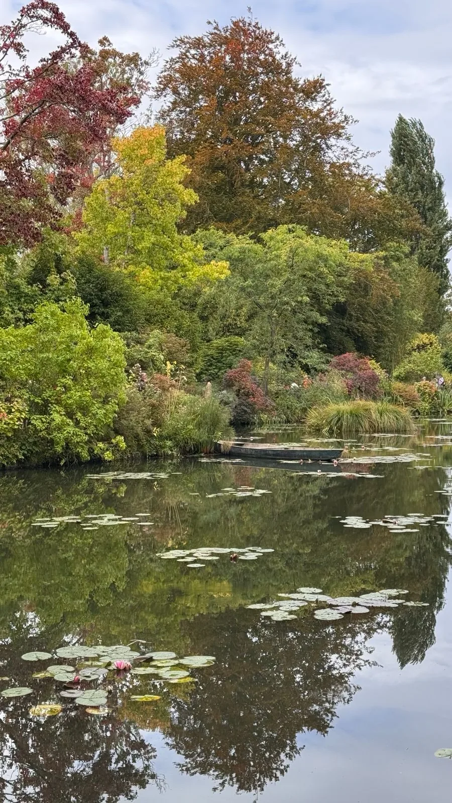 Lago com barco e reflexos nos jardins de Claude Monet em Giverny